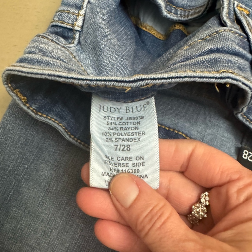 Judy Blue Light Wash skinny tulip hem Jeans size 7 or 28 EUC - Picture 8 of 9
